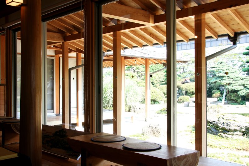 ロビーには、日本庭園を眺めるためのスペースが用意されており、趣のある景観と共に足を休めることができる。