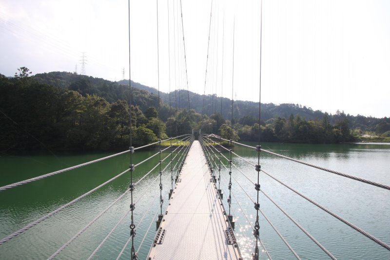 市越池に架かる吊り橋を渡れば、澄んだ風を感じながら空中浮遊体験と美しい景観を同時に楽しめる。 