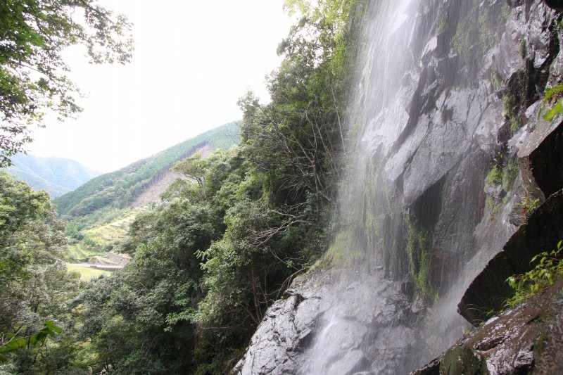 水しぶきを上げながら豪壮に流れ落ちる天ヶ滝に近寄れば、大自然の力を感じさせられ畏怖の念すら覚える。
