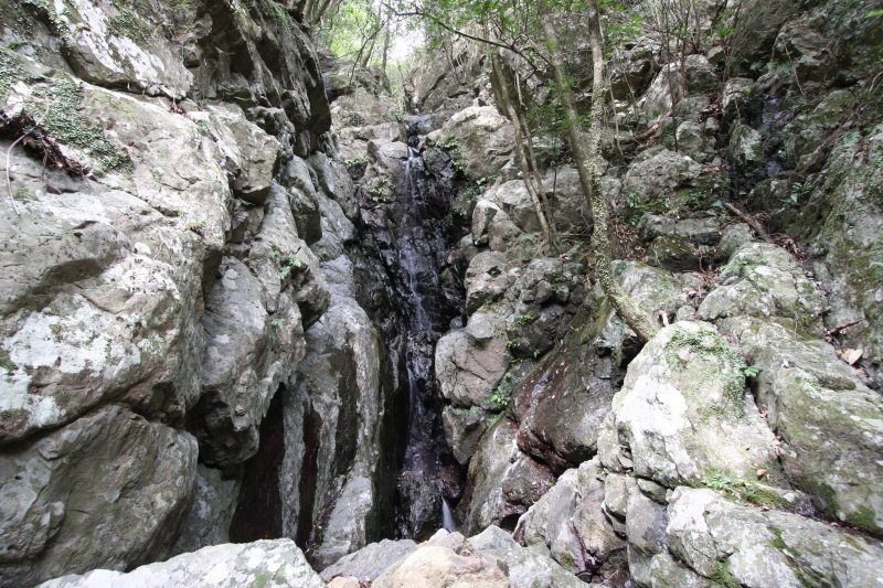 天ヶ滝の傍には、落差９メートルの姫滝が寄り添うようにして控えめに流れ落ちている。
