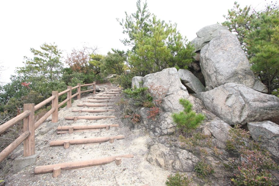 山頂へと続く登山道沿いには、各所で巨石群が配置されている。