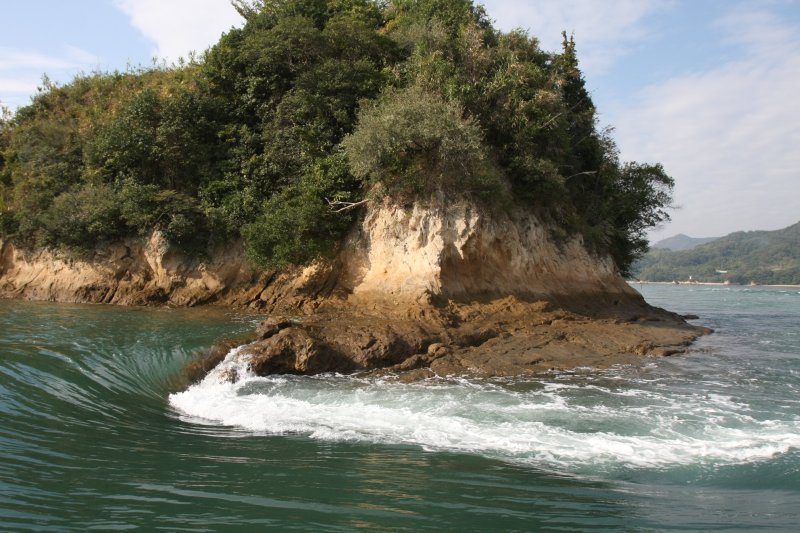 鵜島との狭い海路には、海面に段差ができるほどの激しい潮流が流れる。