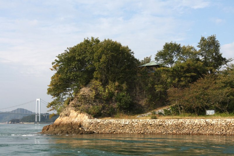 島全体が要塞化されており、岩礁には柱穴や犬走りなどの遺構も残っている。