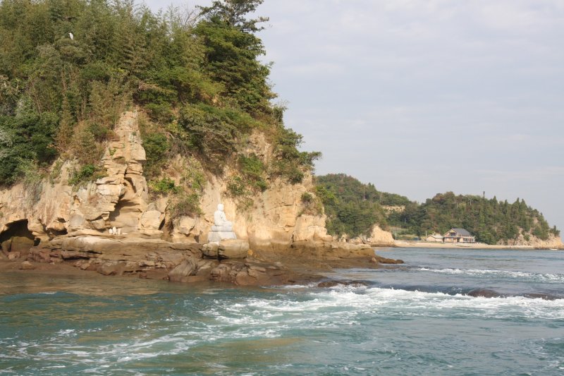 鯛崎島の周囲にも激しい潮流が流れ、海上交通の要所であったことが窺える。