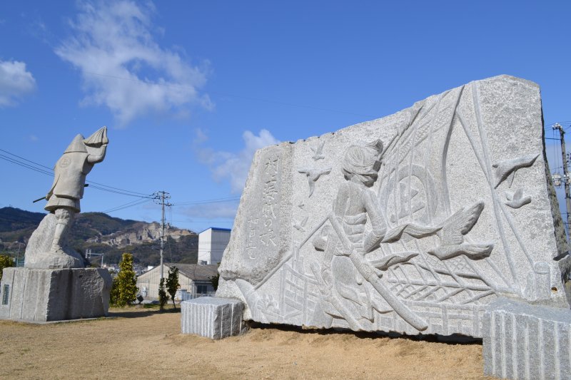 鎧や小袖を実際に着ることができる。水軍になりきったポーズで写真を撮れる。