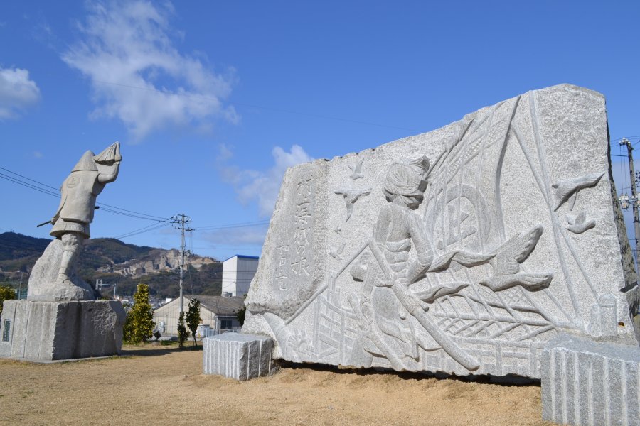 鎧や小袖を実際に着ることができる。水軍になりきったポーズで写真を撮れる。