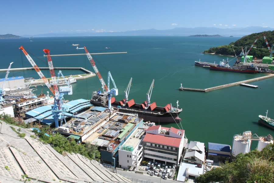 展望回廊からは山のふもとにある塩田の跡地や造船の風景を見ることができ、製塩業や造船業で栄えた島の歴史をうかがわせる。