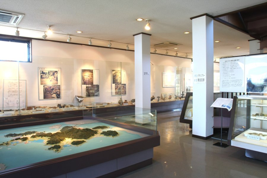 園内にある岩ヶ峰古墳から出土した、製塩に使われていたとみられる貴重な石器や土器など、製塩業にかかわる興味深い資料が展示されている。