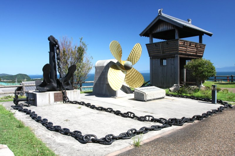 展示館には、造船業や海運業が発達してきた歴史や伯方島の民俗資料などが展示されている。入口横には大きなスクリューとイカリが展示され、伯方島の産業のシンボルとなっている。