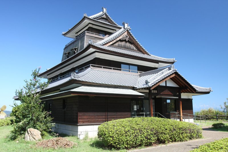 城門や望楼とともに復元された木浦城は、伯方の町からも見えるシンボル的存在。