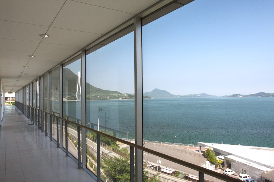 第3展示室の外はガラス張りの展望通路になっており、多々羅大橋と共に瀬戸内海を一望できる。