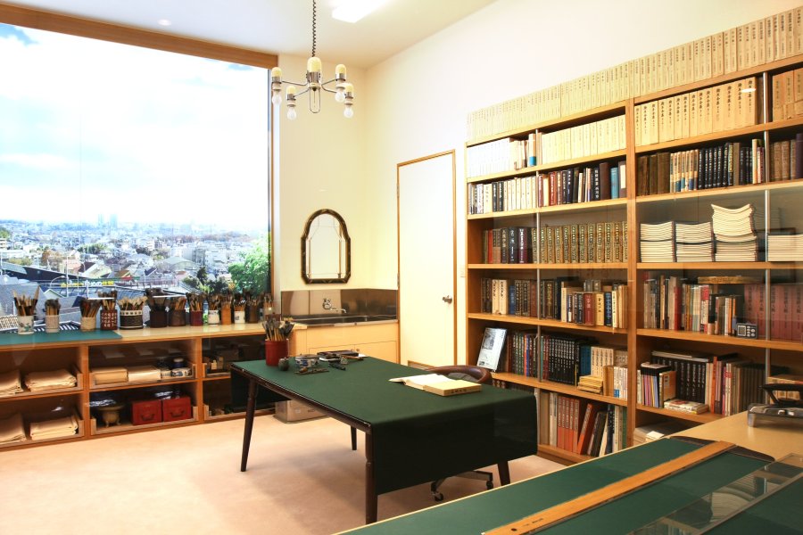 第1展示室内には大阪府高槻市にあった「村上三島」のアトリエが再現されている。