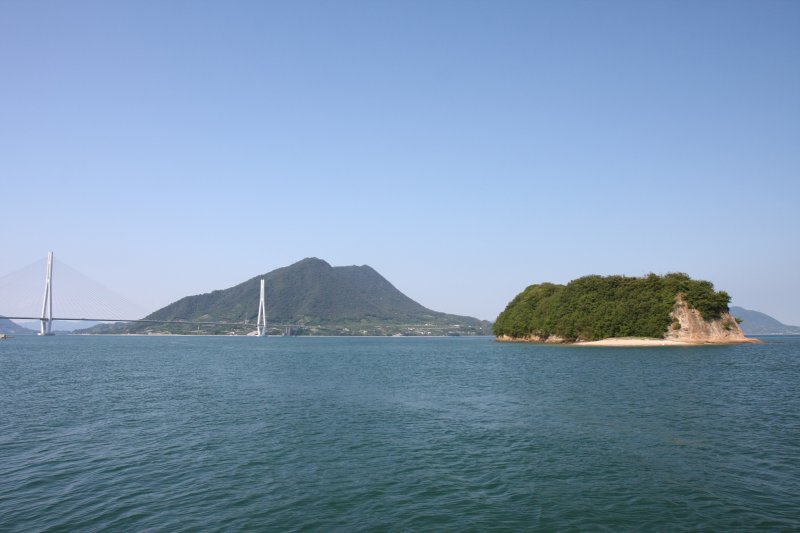 世界最大級の斜張橋である多々羅大橋のほど近くにある古城島は、対岸の大三島から見ると島と橋の織りなす美しい風景が楽しめる。