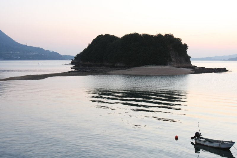 毎年春の大潮の日の干潮時には島まで道が現れ、それを見るために多くの人が訪れている。