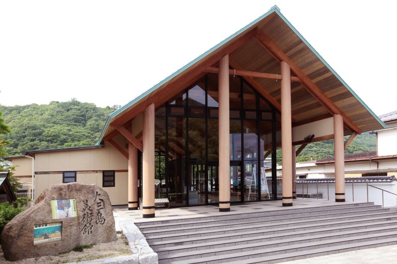 自然の緑と白壁のコントラストが印象的な神社を思わせる外観。