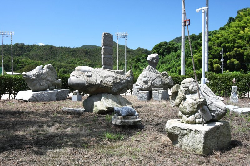 水軍をイメージした石彫が多数並ぶ姿は圧巻。実際に近くで見て触れることもできる。