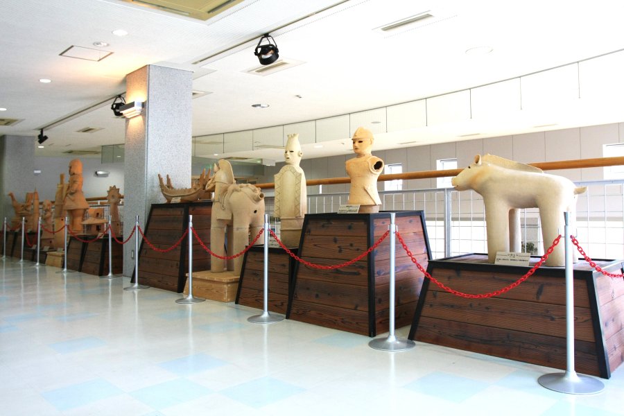 2階には宮窪町出身の芸術家・村上荘山によって製作された埴輪が多数展示されている。全国を巡り埴輪の研究をして造られた作品は、どれもほのぼのとした温もりや親しみを感じさせてくれる。
