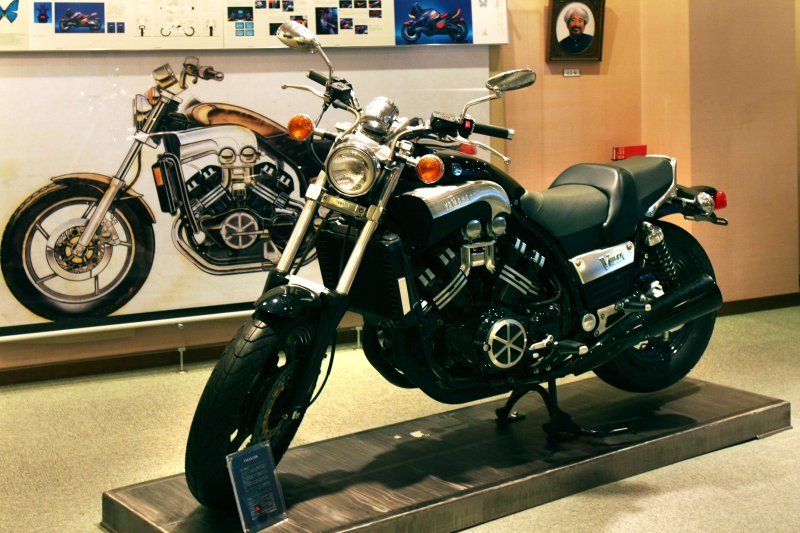 館内4階は郷土出身者のアートギャラリーになっており、展示された「ヤマハV-MAX」は菊間町出身の石山篤氏によるデザイン。