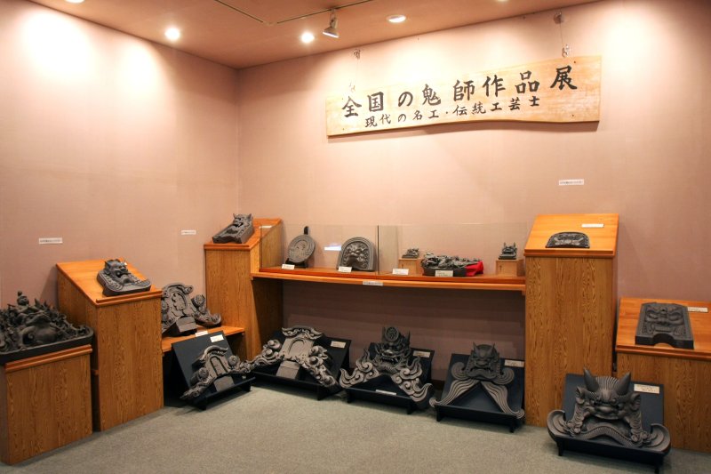 現代の名工に選ばれた鬼師達の作品や瓦造りの道具からは匠の技を感じることができる。