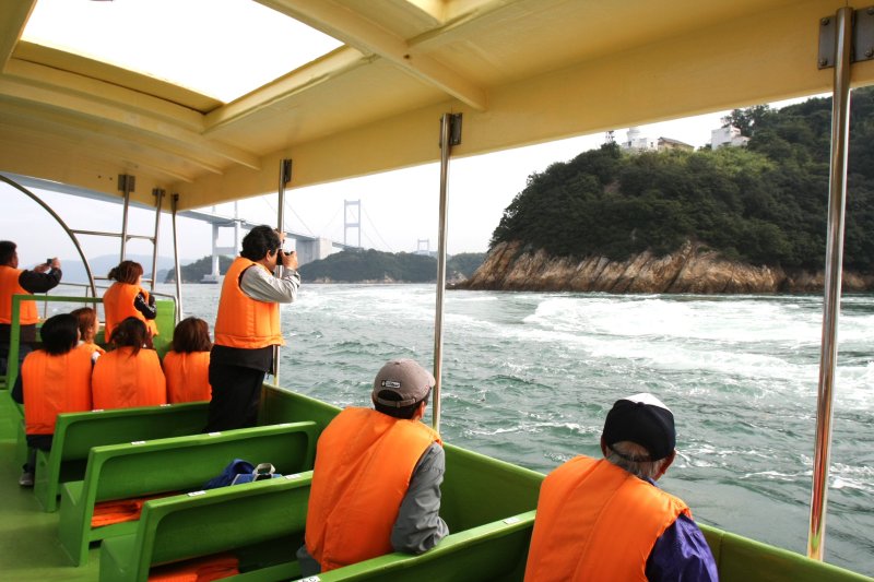 座席から海面までの距離が近いように設計された船は、激しい波しぶきを浴びながら走り、手が届きそうなほど近くで激流が流れる光景はスリル満点。