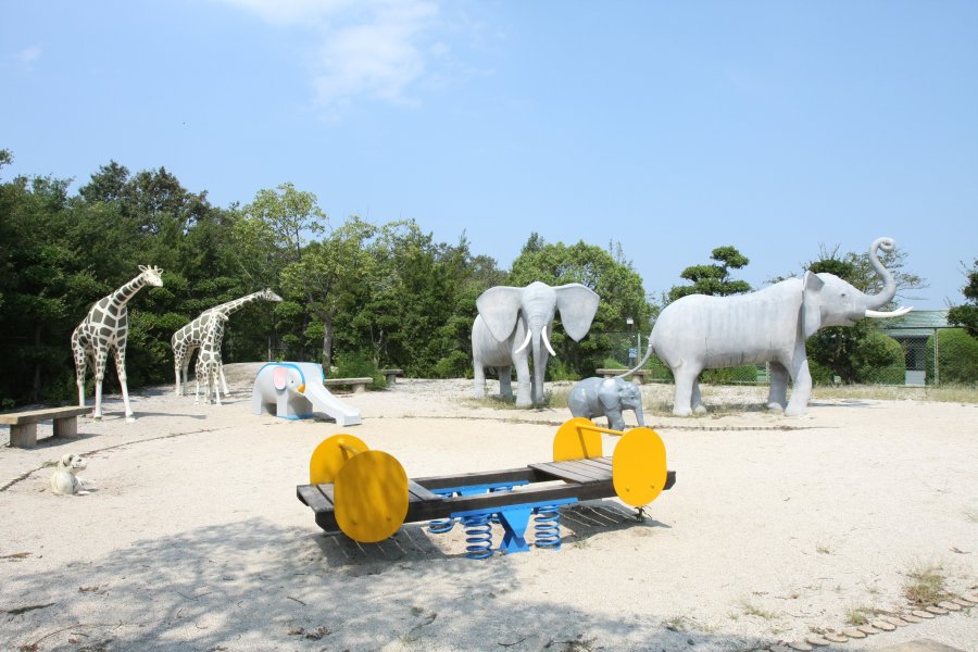 ゾウやキリンの大きなオブジェがある広場は、小さな子供でも楽しめる滑り台や砂場がある。