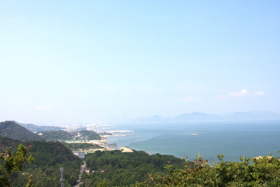 小高い山の上にある展望台からは、日本の渚百選に選ばれた延長約8kmにも及ぶ桜井海岸を一望できる。美しい白砂青松の海岸が続く景色は絶景。