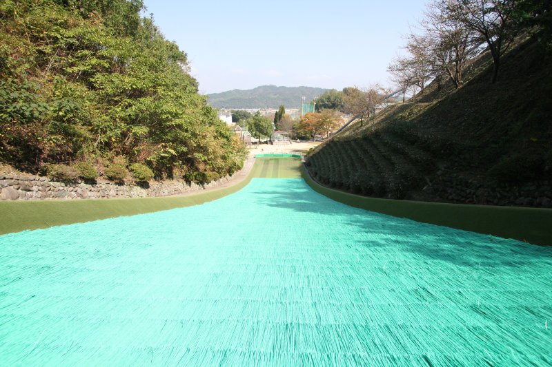 綺麗な景色を目の前に、斜面をボブスレーで滑走すれば気分爽快。