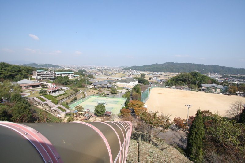 すべり台のてっぺんから望む景色は絶景。天気が良ければ海まで一望できる。