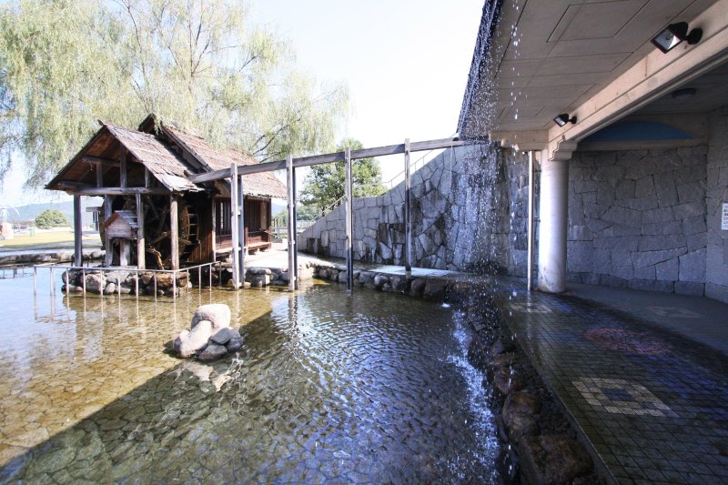 水とモニュメントを上手く融合させており、公園に遊びに来た人々の憩いの場となっている。