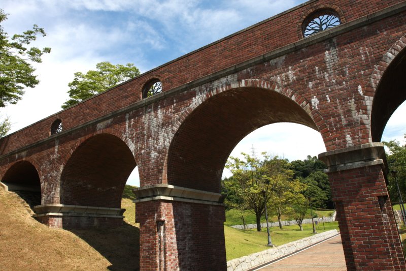 公園のシンボルとなっているレンガ造りの水道橋。緑豊かな園内とヨーロッパ風の水道橋が見事に調和している。
