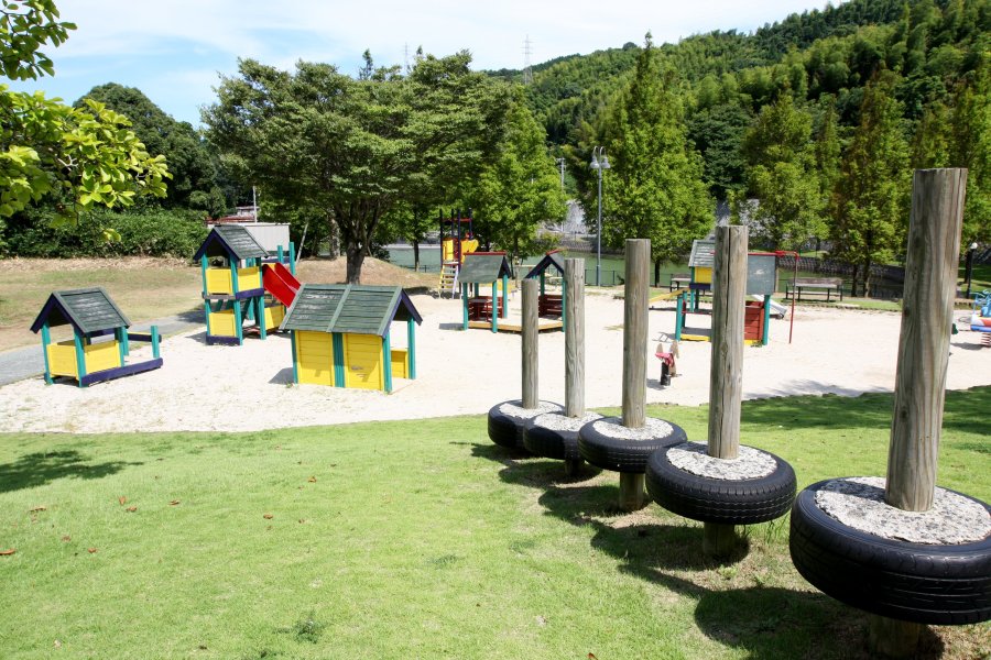 芝生が敷かれたちびっこ広場では、ピクニックを楽しんだり、のんびりと過ごすことができる。小さい子供向けの遊具や砂場も設けられている。