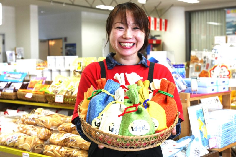 伯方の塩を使用した饅頭やせんべいなど、気になる商品がずらりと並んだ物産コーナー。
