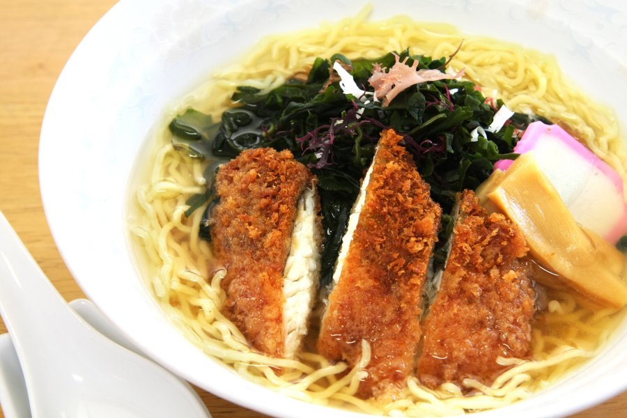 潮流にもまれた新鮮な鯛を揚げた鯛カツとコクのある塩味のスープが絶妙にマッチした「鯛カツラーメン」。