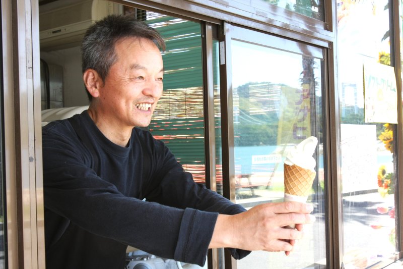 伯方島塩ソフトクリームは、瀬戸内の海をイメージした爽やかなブルー。バニラと塩の絶妙なハーモニーで、癖になる逸品。