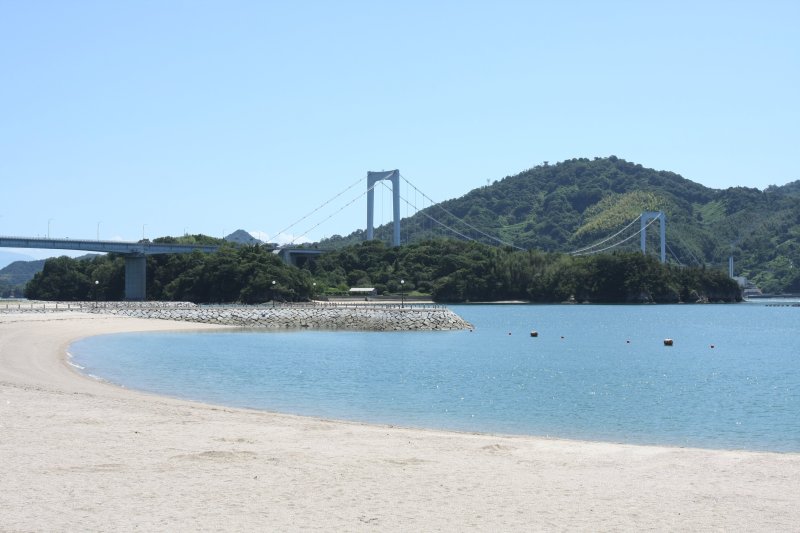 道の駅内にある伯方ビーチは、200mの白い砂浜が2つあることから、双子ビーチとも呼ばれ、夏には多くの海水浴客でにぎわう。