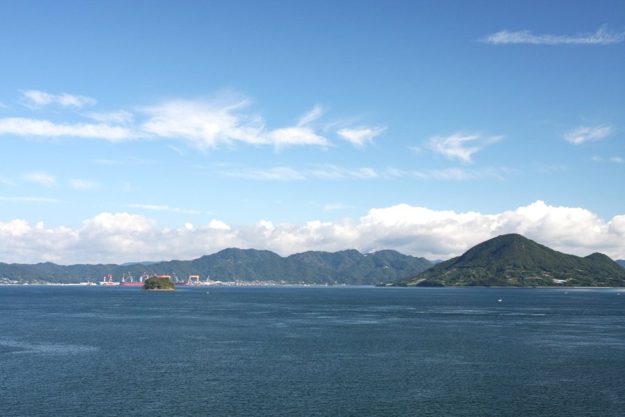 キャンプ場内にある展望台から見えるのは、島の中心に広島県との県境が通り、NHKの人形劇「ひょっこりひょうたん島」のモデルの1つとされているひょうたん島。