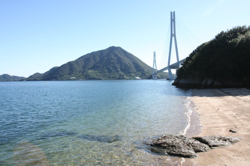 世界有数の斜張橋である大迫力の多々羅大橋を真横に海水浴やキャンプが楽しめる。