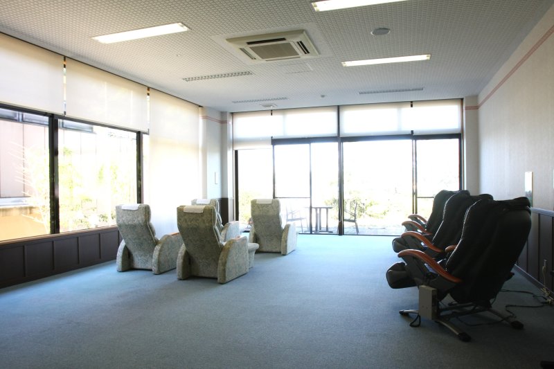 健康増進室にはマッサージチェアやリラックスチェアがあり、海の景色を見ながらゆったりと過ごせる。