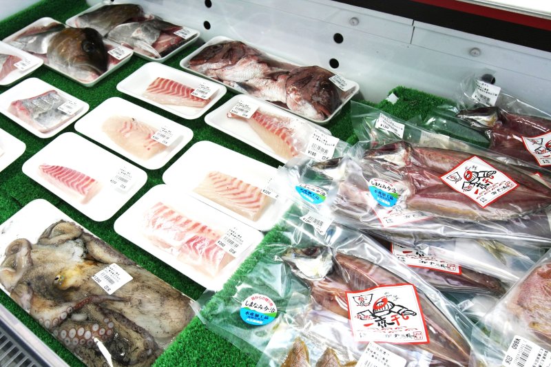 ロビーには物産コーナーがあり新鮮な野菜や地元の水産物も取り揃えている。
