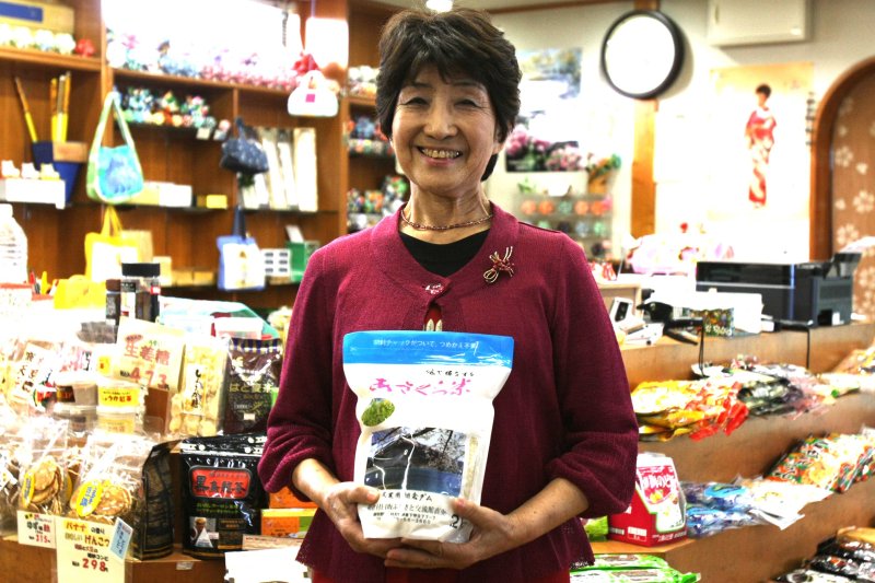 店内は朝倉の大地の恵みがぎゅっと詰った、朝倉米や地元婦人グループの手作り品など様々な物産品や加工品が並んでいる。