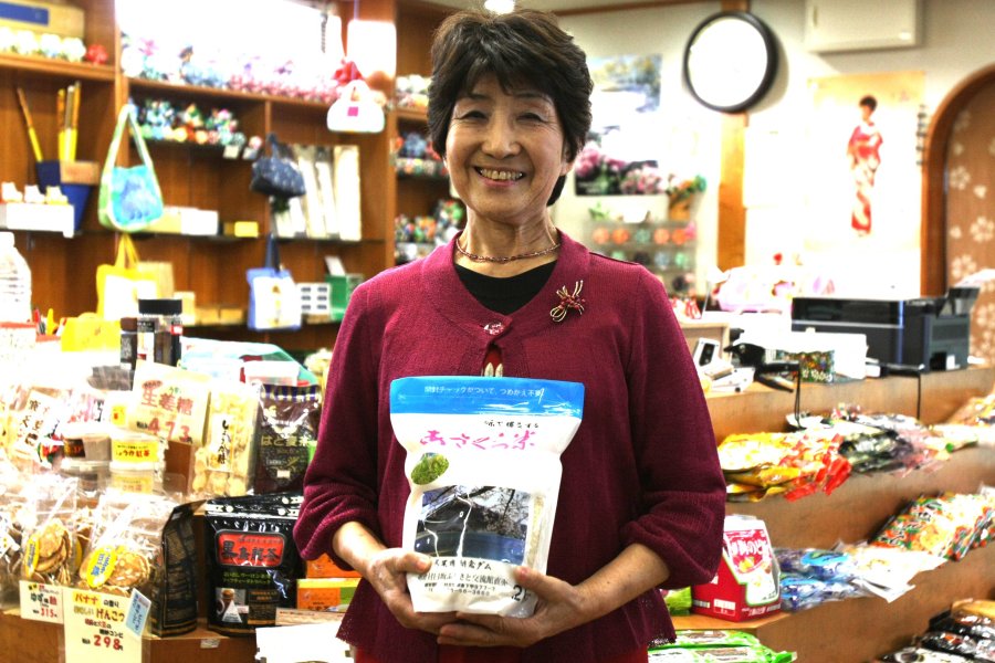 店内は朝倉の大地の恵みがぎゅっと詰った、朝倉米や地元婦人グループの手作り品など様々な物産品や加工品が並んでいる。