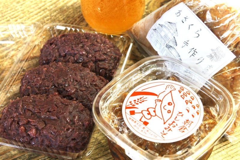 朝倉で採れた朝倉米と地元産大豆を使用した手作り味噌や、たっぷりの餡子に包まれた大きなぼたもちなど、地元産にこだわった商品を多数販売している。