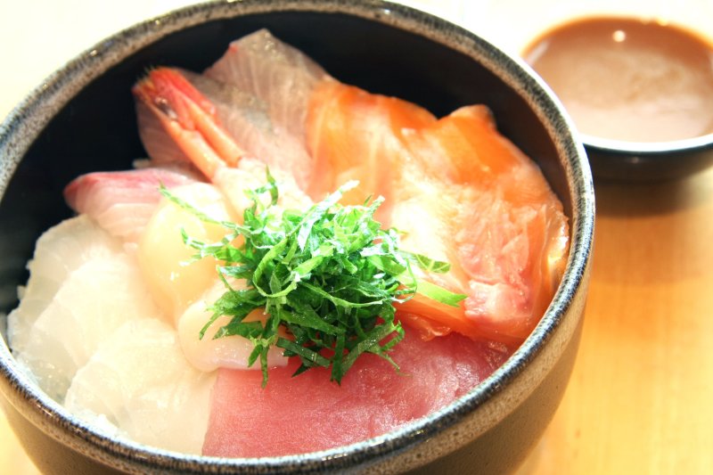 秘伝のゴマ醤油をかけて味わう、新鮮な地魚がのった海鮮丼はゴマの香りと風味漂う逸品。
