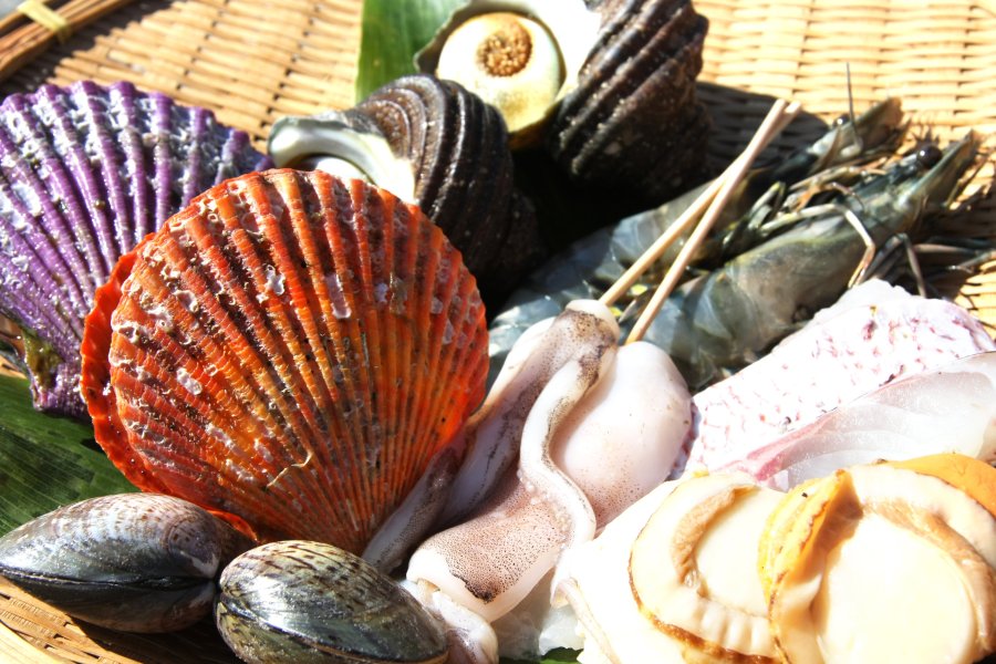 海鮮バーベキューでは鯛飯の付いたおまかせセットのほかに、七輪だけ借りて好きな魚介類を焼くこともできる。