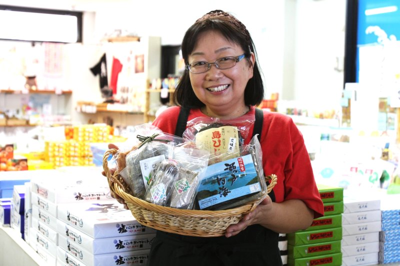 土産物に最適な特産品や町内で作られる加工品など瀬戸内海の海の幸や山の幸が満載。