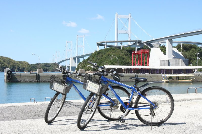 レンタサイクルも貸し出しており、サイクリングの拠点にも最適。また、日本三大急潮のひとつである来島海峡を間近に楽しめる急流観潮船も運行されている。