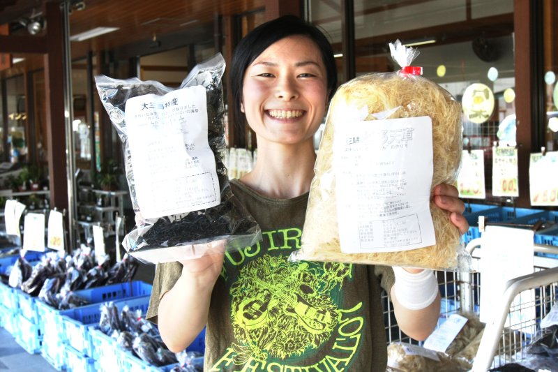 天草や海藻類など島ならではの海産物や農産物を販売している。特産品には生産者の名前が入っており安心安全な商品を購入できる。