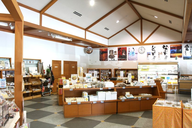 大三島の特産品や物産品などたくさんの商品を取り揃えており、土産選びには困らない。