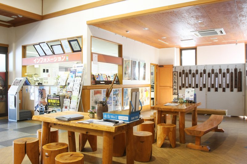 情報コーナーには大三島の観光案内やしまなみ海道周辺地域の情報が満載。観光客と地元住民のふれあいの広場として憩いの場にもなっている。