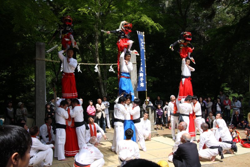 春祭りでは古谷多伎獅子保存会が今治地方独特の獅子舞である継ぎ獅子を披露している。